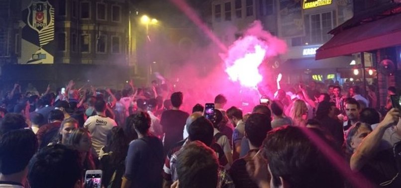 Beşiktaş taraftarı galibiyeti Çarşı’da kutladı